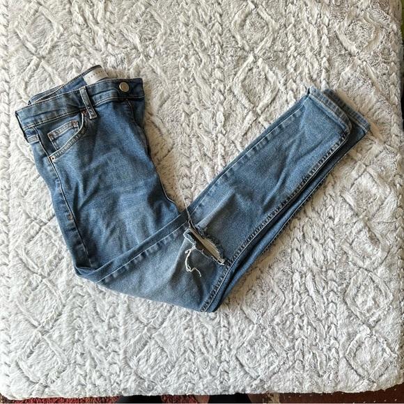Topshop Denim - Topshop Jamie Distressed Knee Jeans size 30